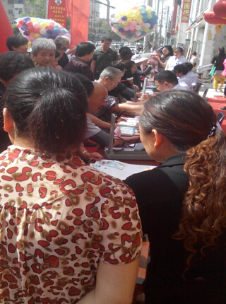 关爱百姓，服务群众，大型专家团队服务活动