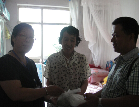 色情论坛
党员进社区——关爱孤寡老人