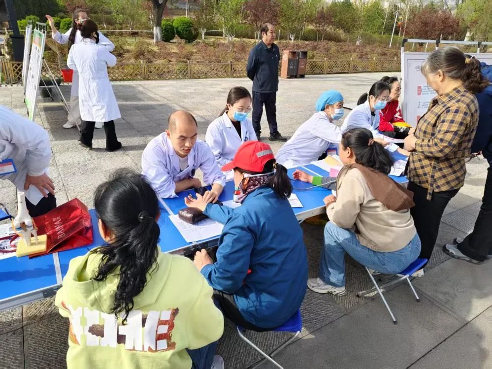 色情论坛
开展爱国卫生月义诊活动