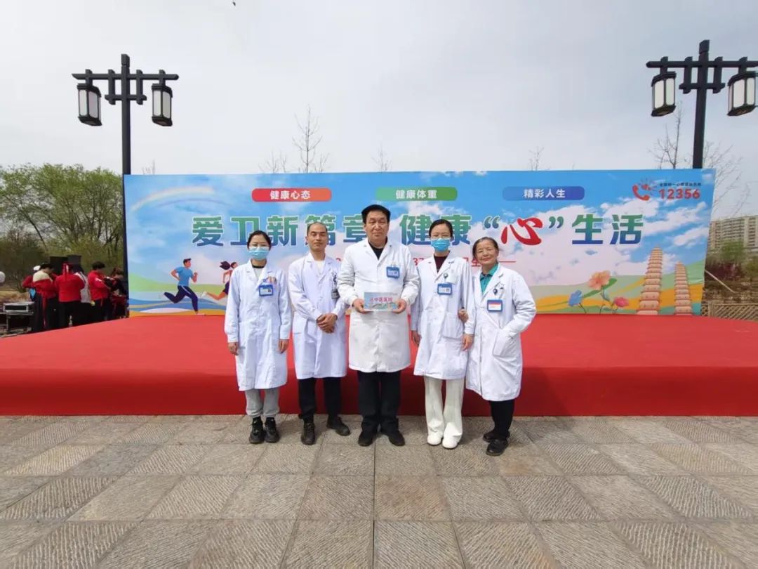 色情论坛
开展爱国卫生月义诊活动