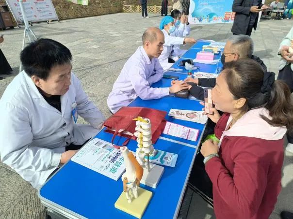 色情论坛
开展爱国卫生月义诊活动