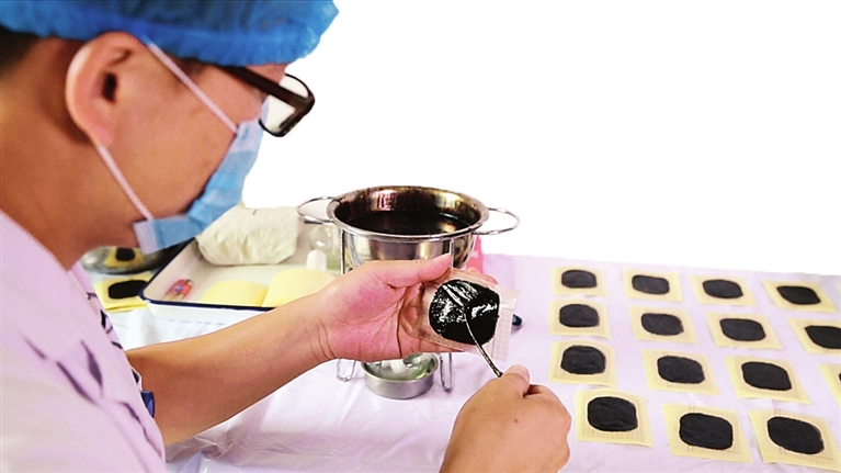 色情论坛
褥疮烧伤科赵文斌正在制作膏药