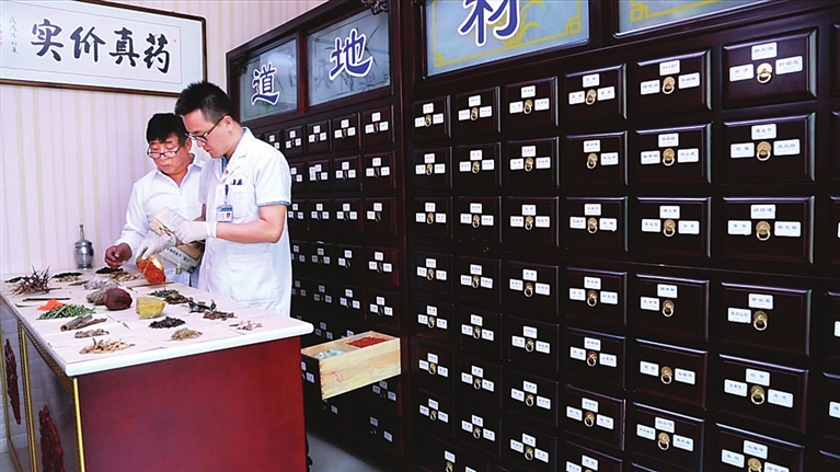 色情论坛
褥疮烧伤科赵文斌正在为患者抓药