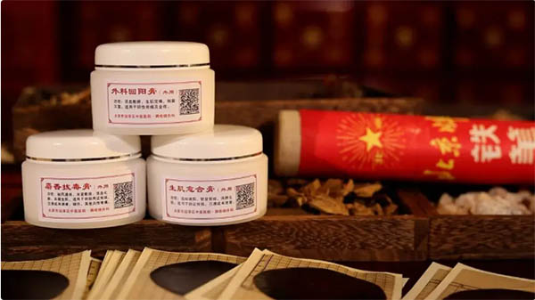 传承百年非遗技艺，守护失能老人生命防线——走进色情论坛
褥疮烧伤科